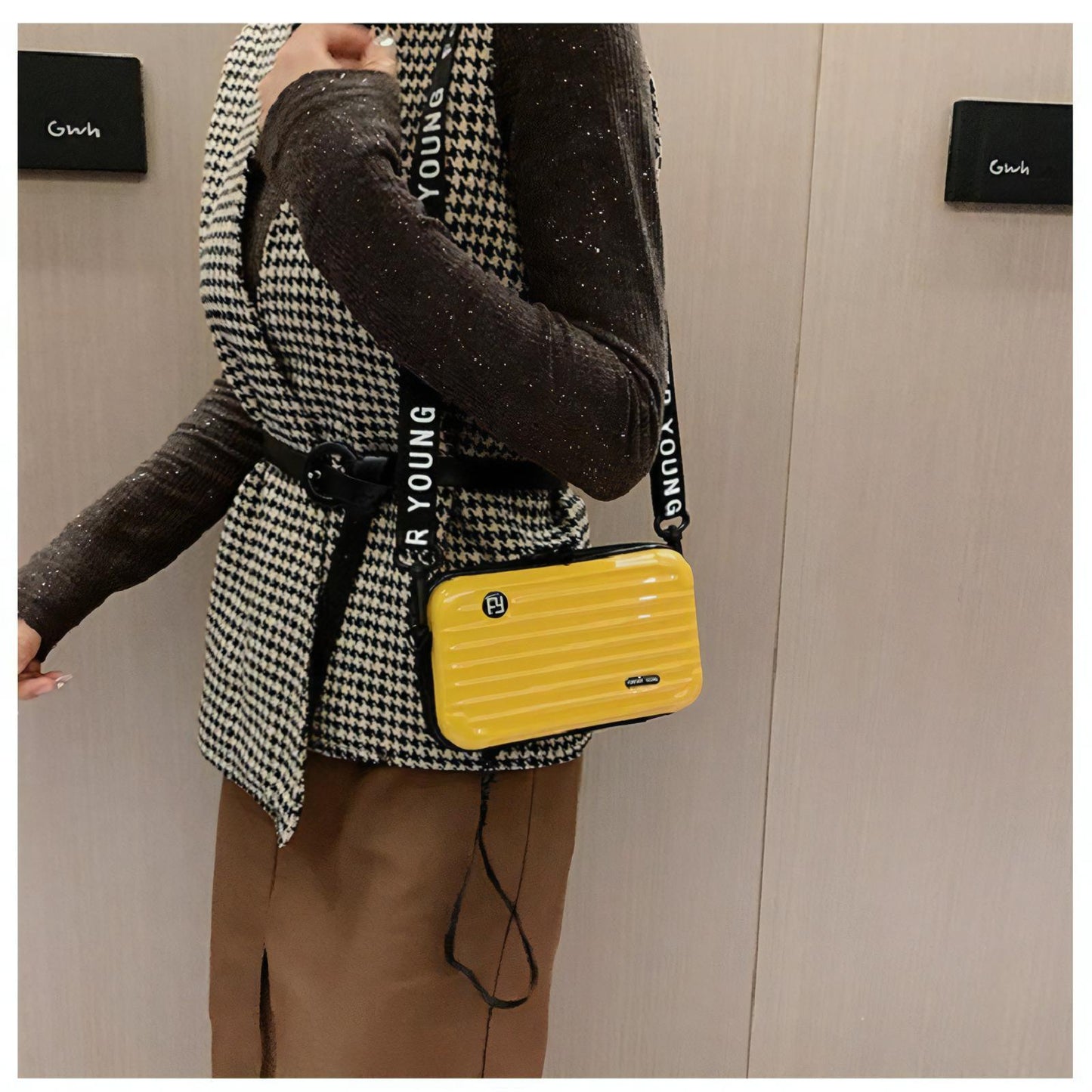 Découvrez l'élégance incarnée avec notre sac à main en forme de valise pour femme !