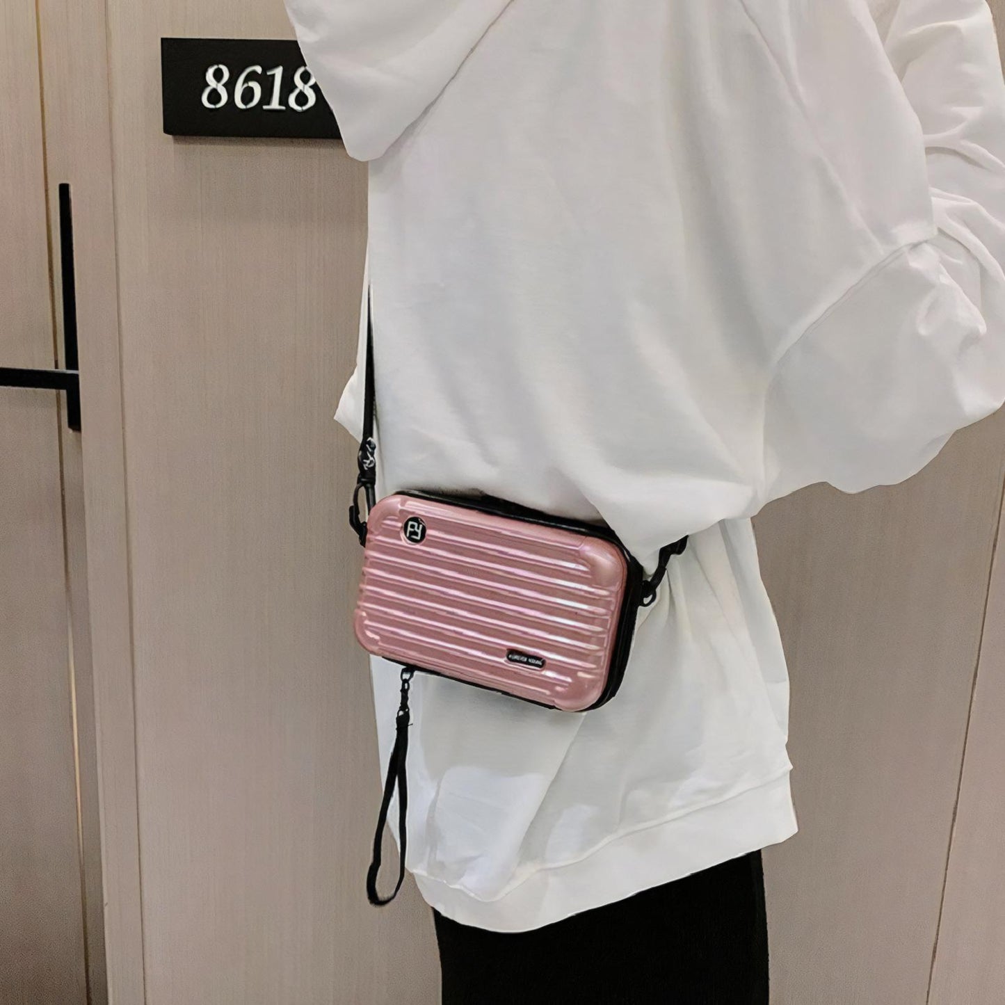 Découvrez l'élégance incarnée avec notre sac à main en forme de valise pour femme !