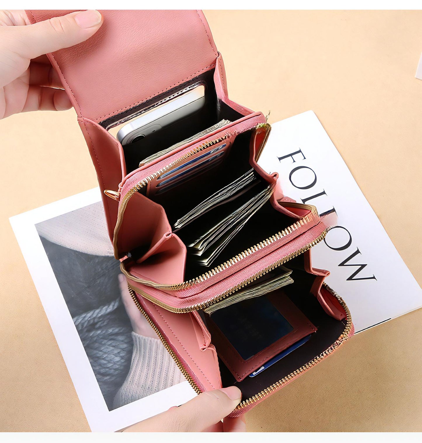 Laissez votre téléphone portable à portée de main avec notre sac à main en cuir à écran tactile.