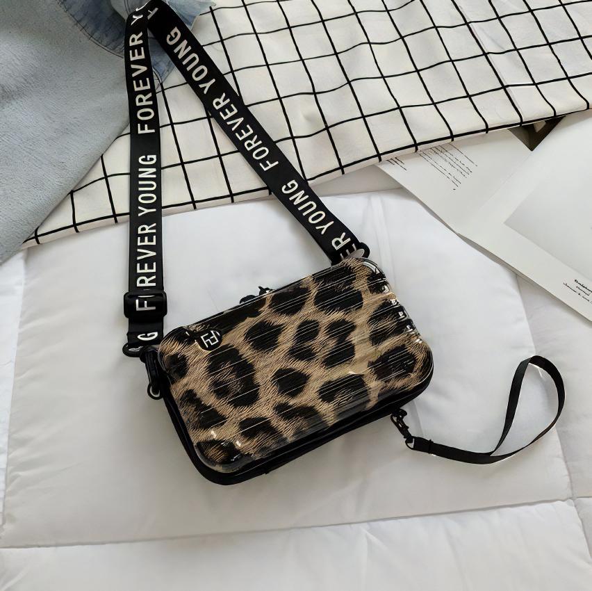Découvrez l'élégance incarnée avec notre sac à main en forme de valise pour femme !