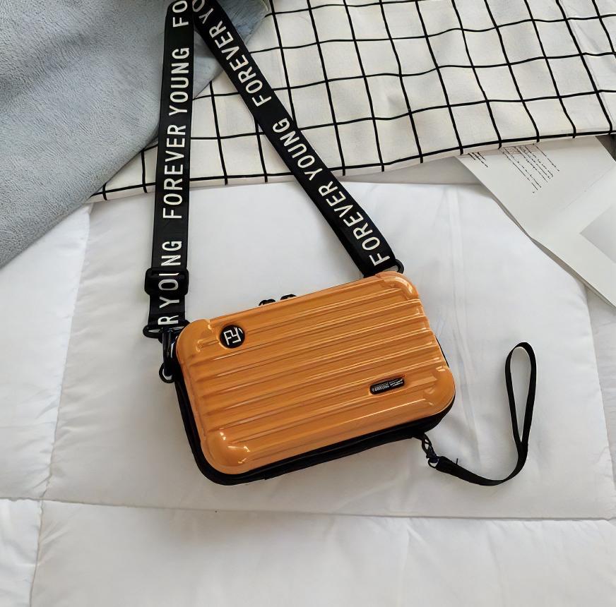 Découvrez l'élégance incarnée avec notre sac à main en forme de valise pour femme !