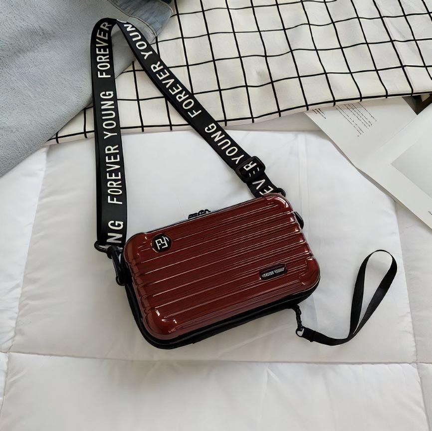 Découvrez l'élégance incarnée avec notre sac à main en forme de valise pour femme !