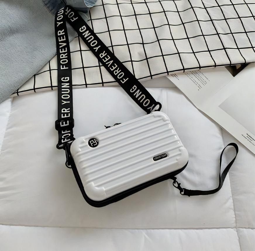 Découvrez l'élégance incarnée avec notre sac à main en forme de valise pour femme !