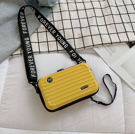 Découvrez l'élégance incarnée avec notre sac à main en forme de valise pour femme !