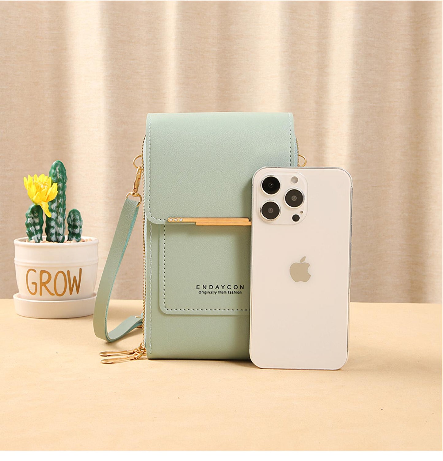 Laissez votre téléphone portable à portée de main avec notre sac à main en cuir à écran tactile.