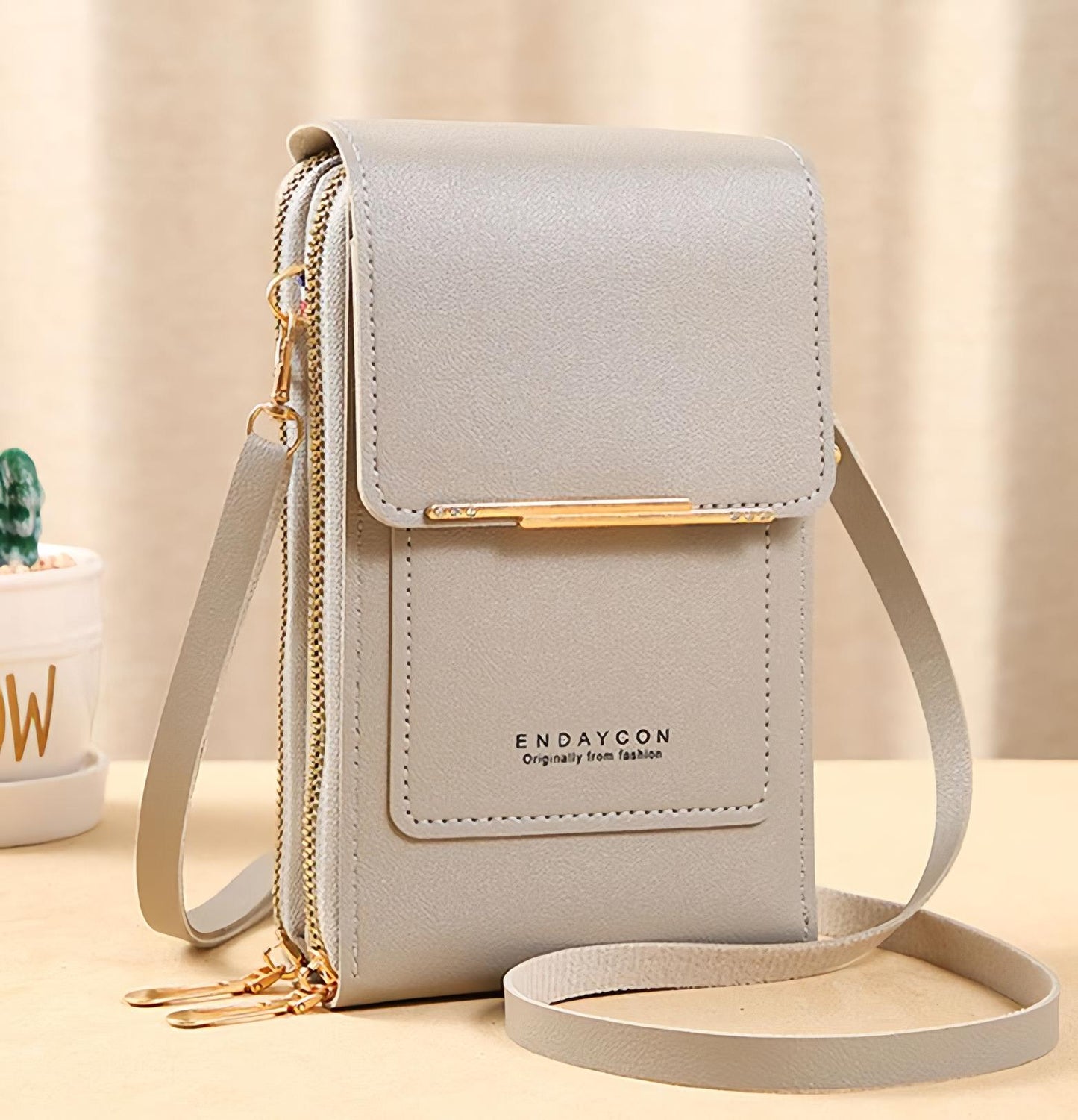 Laissez votre téléphone portable à portée de main avec notre sac à main en cuir à écran tactile.