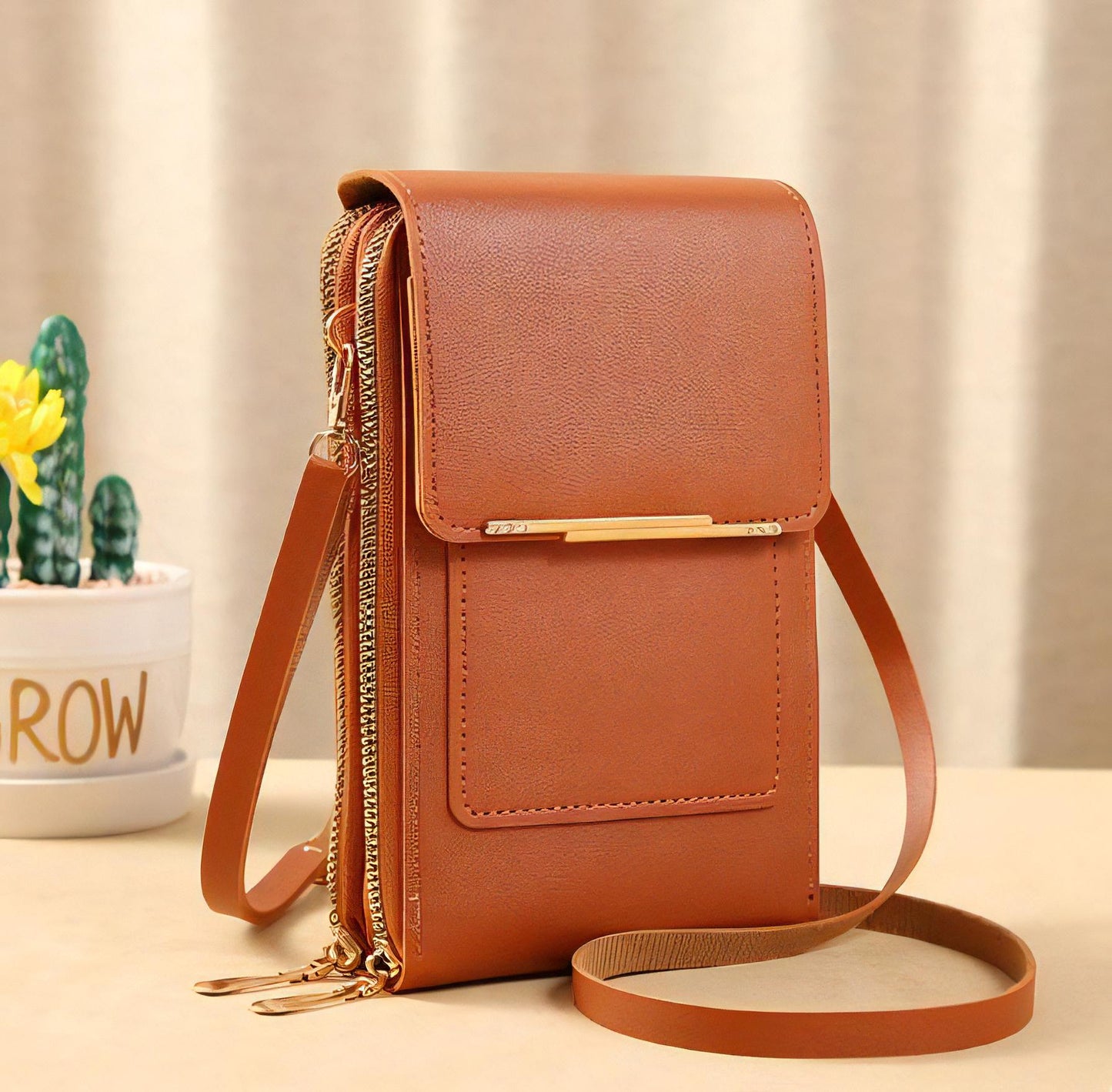 Laissez votre téléphone portable à portée de main avec notre sac à main en cuir à écran tactile.