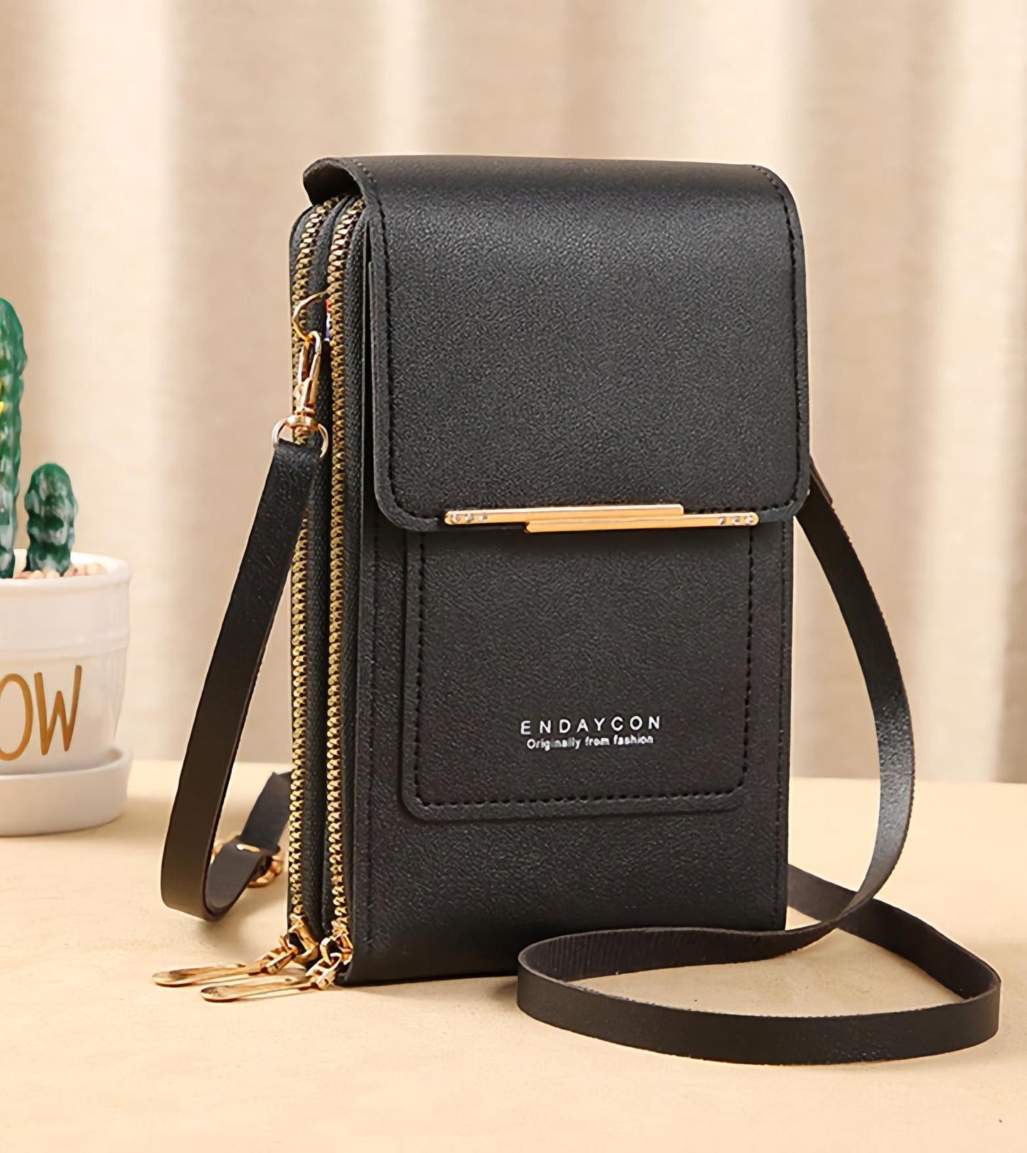 Laissez votre téléphone portable à portée de main avec notre sac à main en cuir à écran tactile.