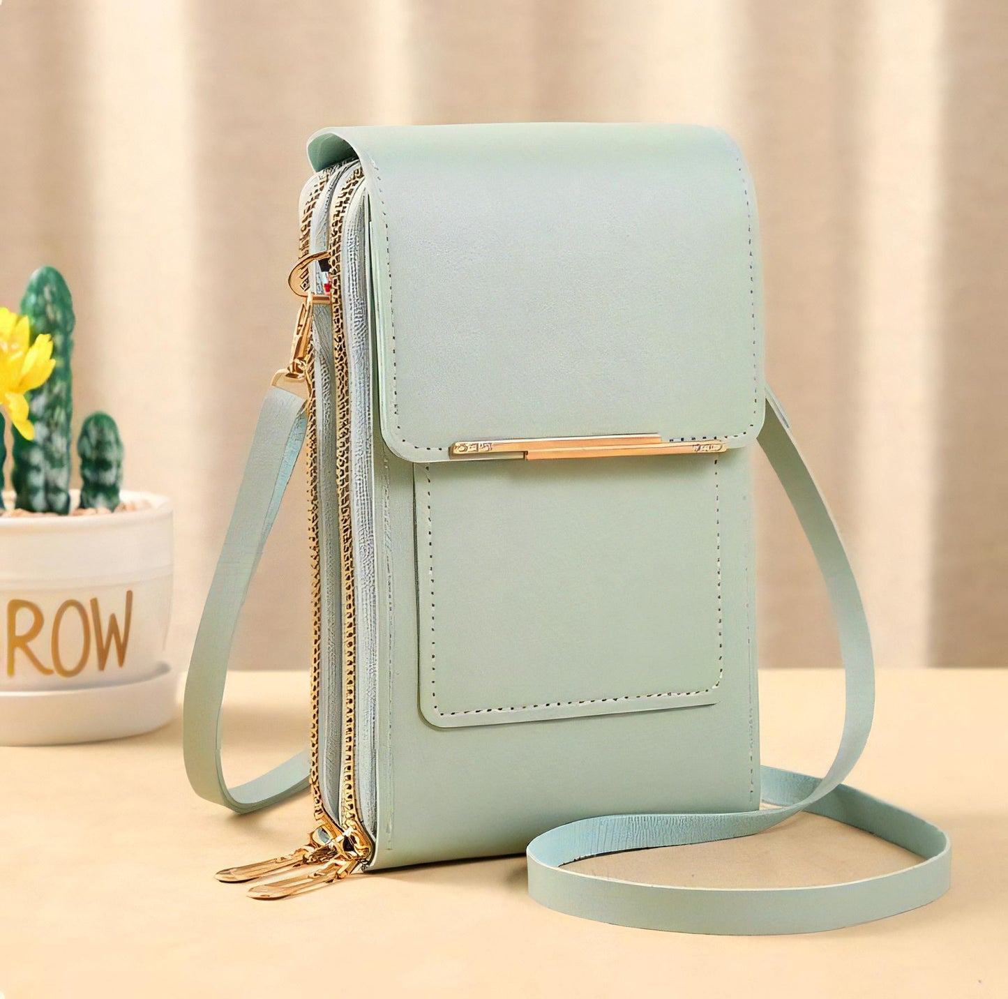Laissez votre téléphone portable à portée de main avec notre sac à main en cuir à écran tactile.