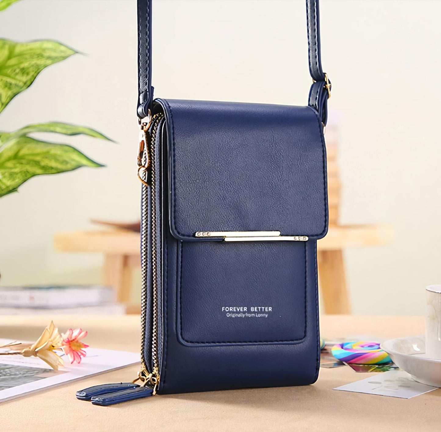 Laissez votre téléphone portable à portée de main avec notre sac à main en cuir à écran tactile.